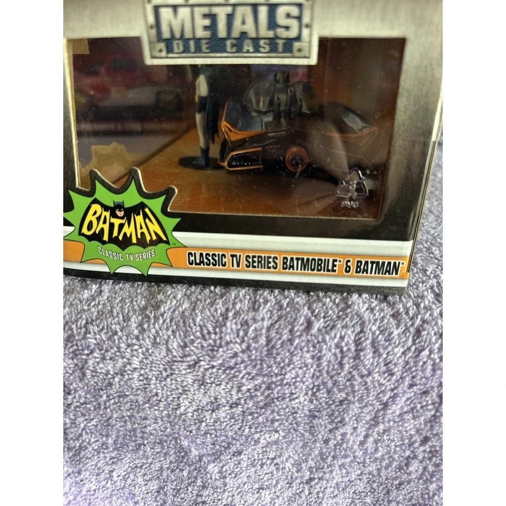 Jada Toys 31703 Batman Classic 1966 TV BATMOBILE 1 32‎ Scale Vehicle & Figure